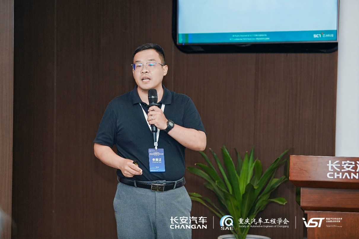 戴帽子的人在电视前AI 天生的内容可能不正确。